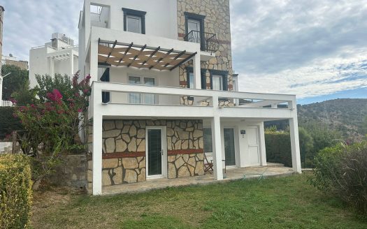 Küçükbük Koyu’nda Site İçerisinde 5 + 1 Müstakil Bahçeli Villa