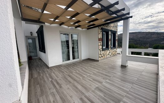 Küçükbük Koyu’nda Site İçerisinde 5 + 1 Müstakil Bahçeli Villa