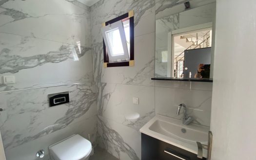 Küçükbük Koyunda Denize Yakın 3+1 Yıllık Kiralık Eşyalı Villa